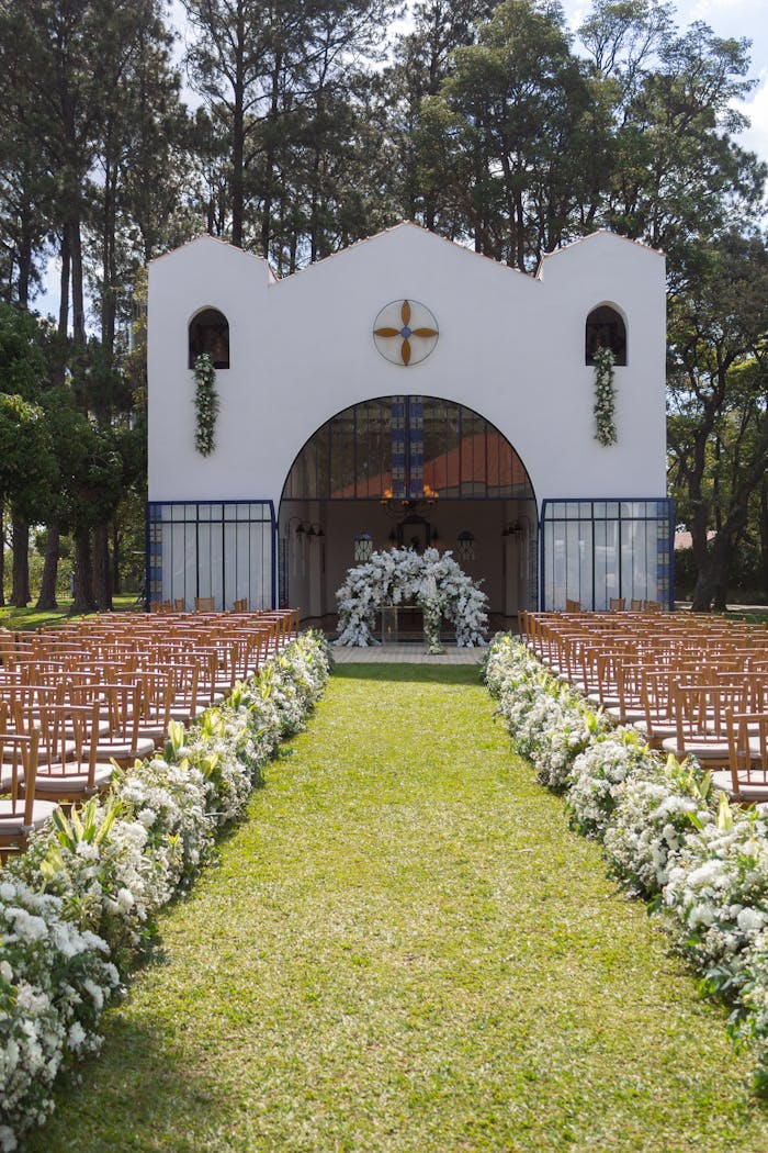 services-img Elegant outdoor wedding setup at a chapel in São Paulo, Brazil.